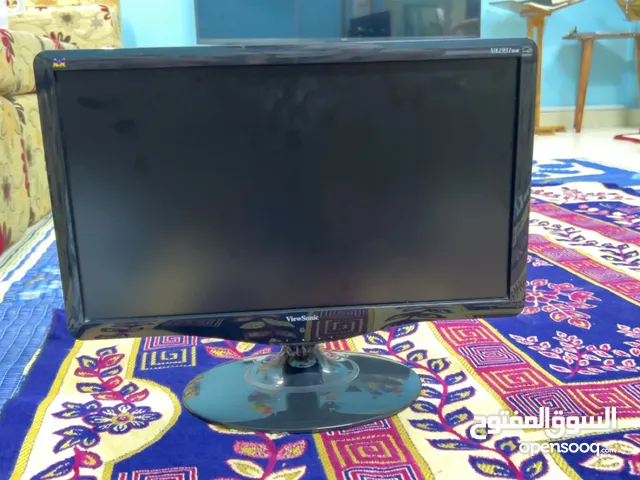 شاشة كمبيوتر وبيسي