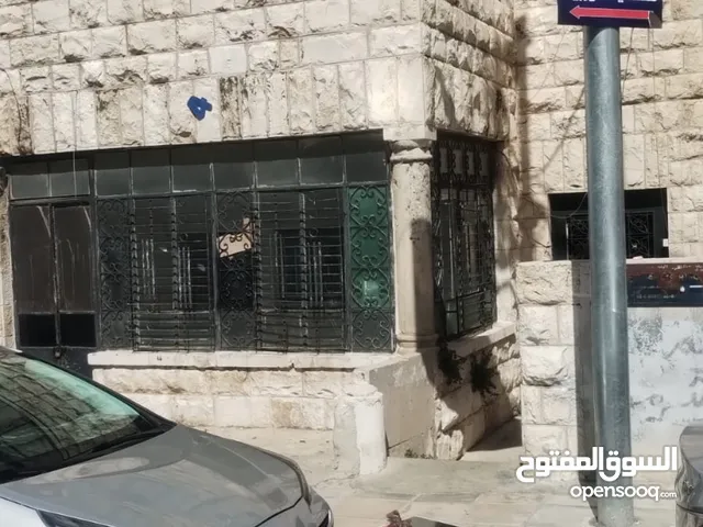 ارض تجاري عليها بناء طابقين