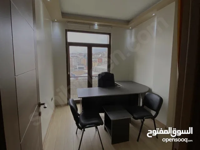 مكتب تجاري مميز للبيع في منطقة شيشلي (يصلح للجنسية)