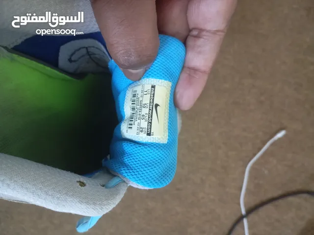 حذاء رياضي نايكي  لون سكني و ازرق  للبيع