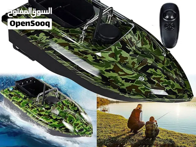 قارب صيد واطعام الاسماك
