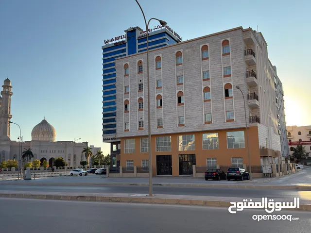 معرض تجاريه الاستثمار في قلب صلاله.. يتكون من ثلاث طوابق..
