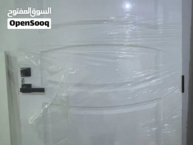 للبيع باب pvc بسعر ممتاز جديد مع قفل وكآمل الأغراض