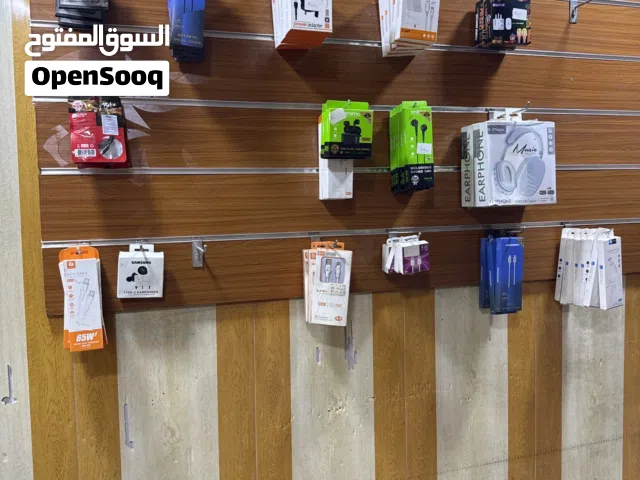 عندي شواحن وكيبلات وسماعات وكفرات وريد أبيعهن