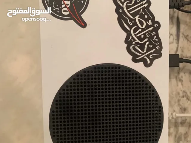 Xbox series نظيفه جدا جدا الجهاز ولا غلطه للبيع بداعي السفر