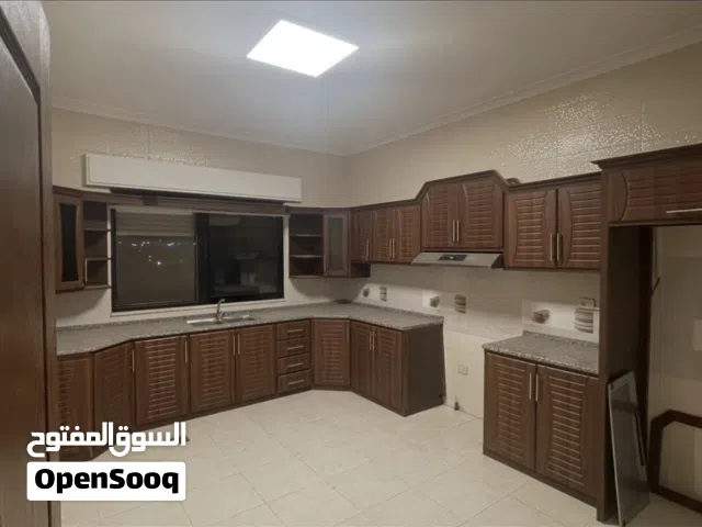 مطبخ ألمنيوم مع أبواب خشب وكاونتر غرانيت استعمال شهر واحد فقط
