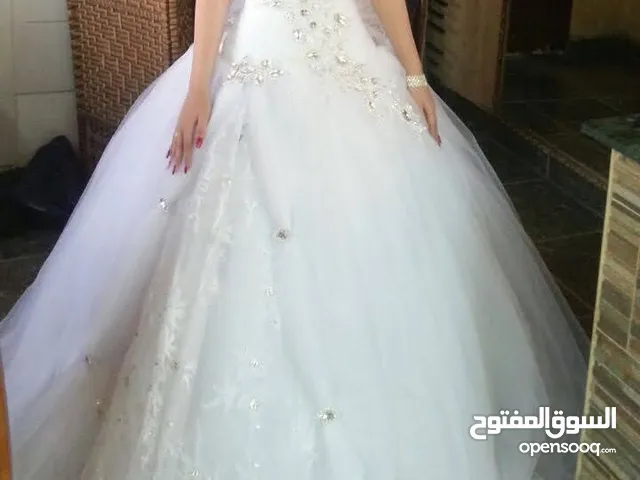 فستان عروس أبيض
