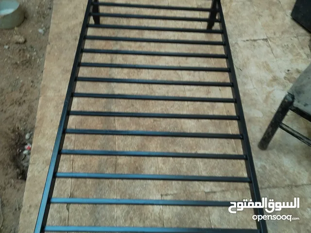 تخت حديد عدد 2 بقواعد خشب مفرد و نص بحاله جيده سعر التختين ب 35 دينار دوار السابع خلف مطعم باب اليمن