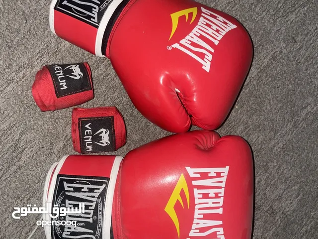 قلفزات ملاكمة(EVERLAST) مع باندج (VENUM) باللون الاحمر ——— جديد