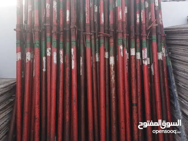 يوجد لدينا خشب مستعمل (سقالات، عوارض، خشب بناء)، جاكات حديد، ومستلزمات نجارة وبناء بحالة ممتازة. وكذ