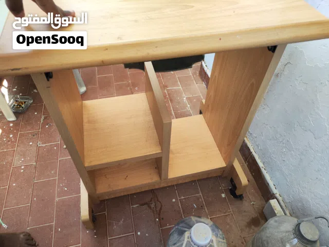مكتب كمبيوتر صغير نضيف موضح في الصور