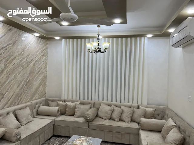 شقه طابق 3 العاشره الغربي خلف مدرسه واحه الفكر مساحه 124مع البلكونه