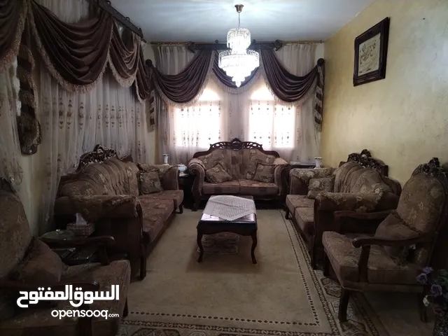 كنب مستعمل بحاله جيده مع سجاده وبرادي وطاولات وثريا