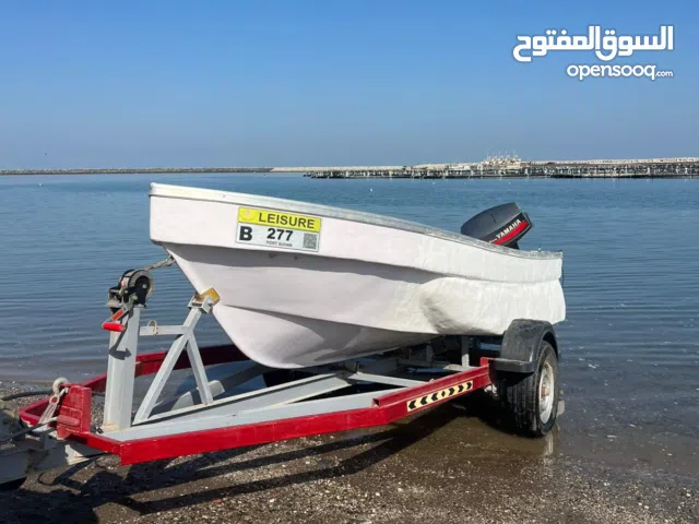 قارب نزهة. للإيجار اليومي.