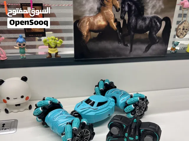 سيارة دريفت استعراضية بحركات جانبية ودوران 360° تخلي اللعب حماس! ريموت + ساعة تحكم بالحركة حتى