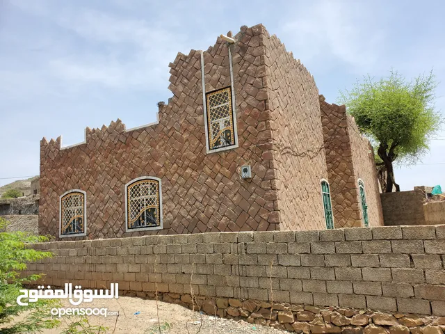بيت مكونه من 3 غرف ومجلس وصاله و2 دورات مياه مستقله مع حوش