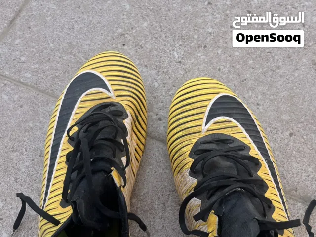 حذاء نايك درجه أولى CR7 رقم واحد لون اصفر و اسود قابل للتفاوض بحدود المعقول