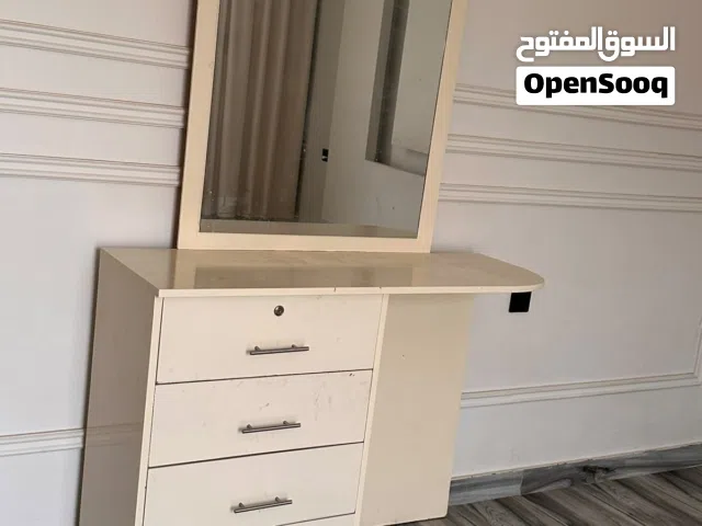 كرفايه و 3 تسريحات للبيع مع طاولات جانبيه كرفايه