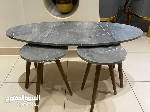 طاولة كبيرة وسطية مع طاولتين صغار
