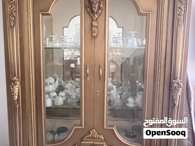 نيش دهبي بتصميم كلاسيك أنيق، نقشاته ناعمة ولمعته هادية مش مبالغ فيها