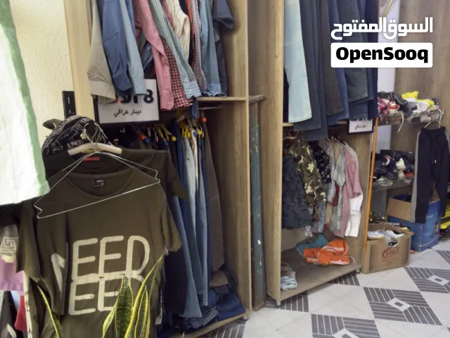 محل ملابس يرهم بالة وجديد للبيع مع كل شي ملابس اثاث سبّلت بنكة ستاندات