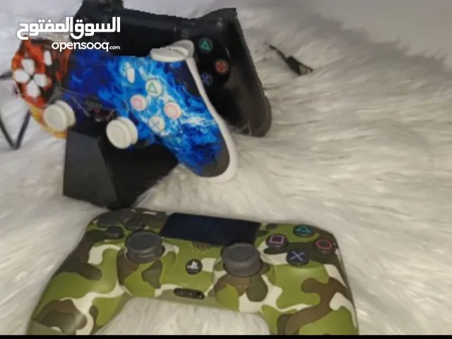 قاعدة شحن و ثلاث ايادي