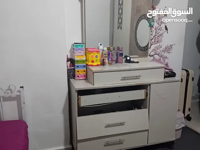 غرفة نوم تختين وخزانه وتوالييت بدون فرشات الخزانه زان