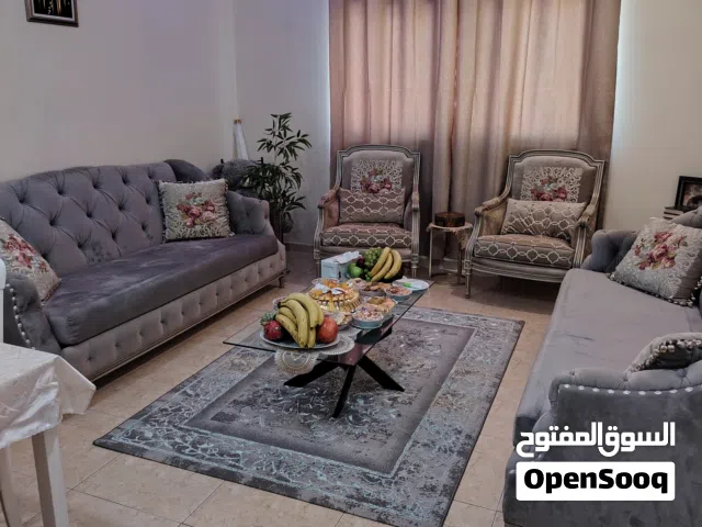 للبيع غرفه ضيوف مؤلفه من كرسييين و كنبايات عدد 2كبار مع الستائر والسجاده.. السجاده جديده تماما