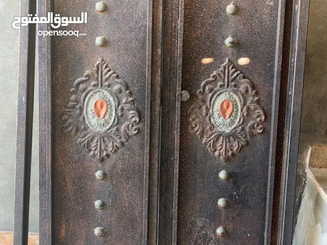يوجد لدينا باب حديد طرفين للباب نفسه
