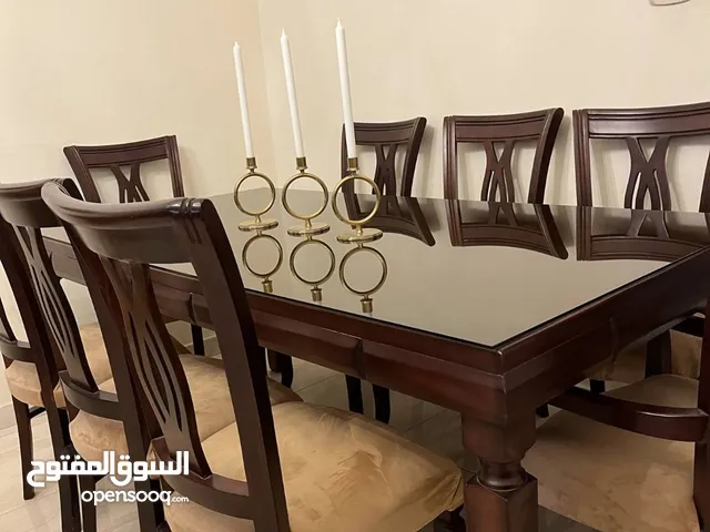 طقم كنب مع طاولات وطاولة سفره 8 كراسي للبيع
