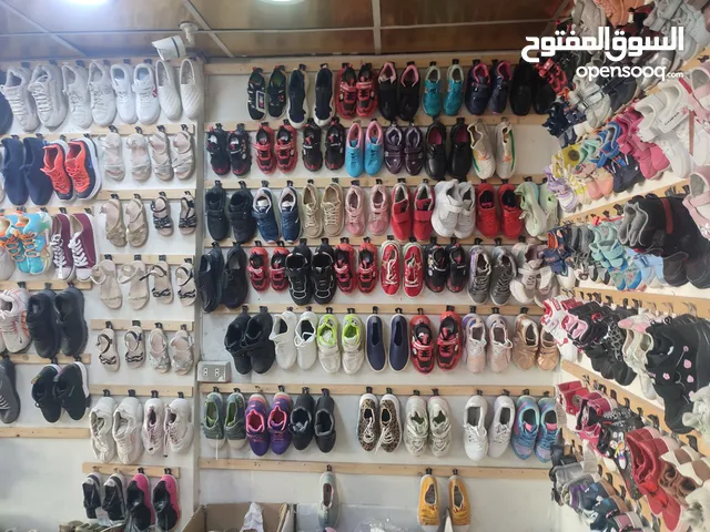 شروة احذيه ممتازه للبيع + ديكور محل