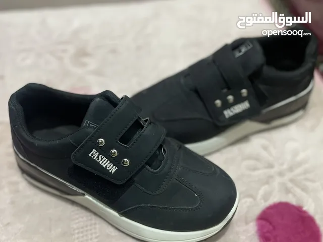 حذاء رياضي قياس 40 ملبوس مره وحده للبيع