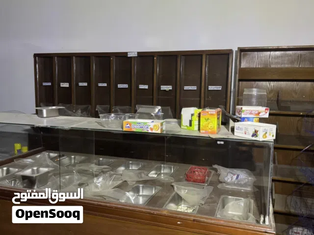 رفوف محل كامل مع محمص والة طحن قهوة.  وجهاز كاشير.   مع 6 ستاندات للشيبس. 1500 قابل للتفاوض