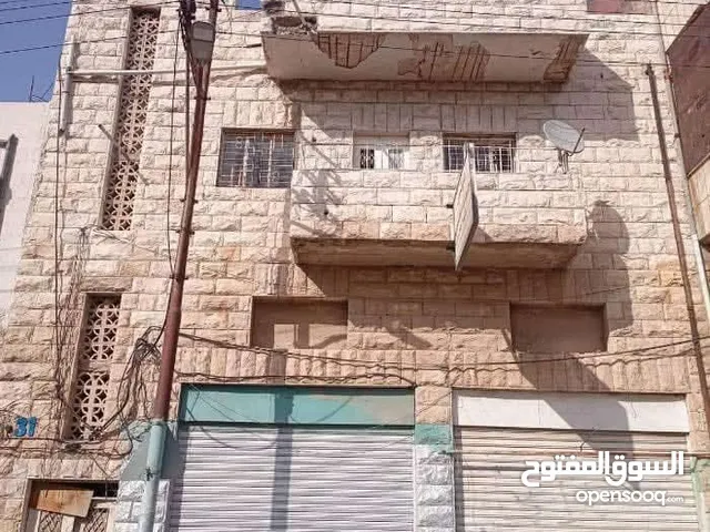 عمارة سكنية مكونه من 3 شقق وروف ومخازن تجارية عدد 2