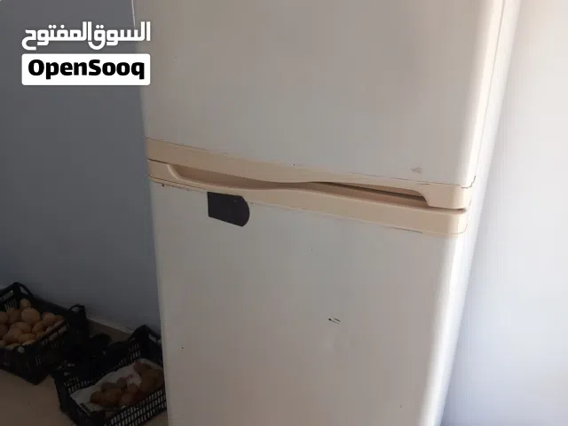ثلاجة وسجادة ومكنسة وكراسي وثريا للبيع