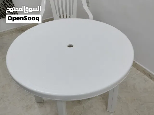 طاوله وكرسي مستعمل ولكن بحالتهم نظاف جدا وليس بهما اي عيوب