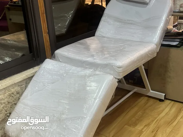 سرير عيادة ينفع ل جلسات البشرة والبيوتي سنتر و صالونات التجميل.