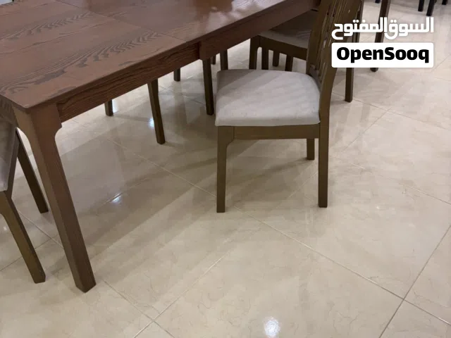 Extendable table with 6 chairs  طاولة طعام قابلة للتوسعة