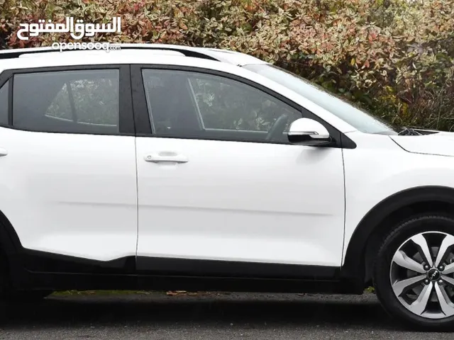 كيا ستونيك 2023 فتحة سقف حالة ممتازة لون ابيض عاجي