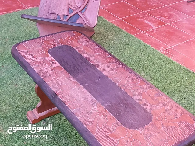 كرسيين خشب وطاولة نقش يدوي