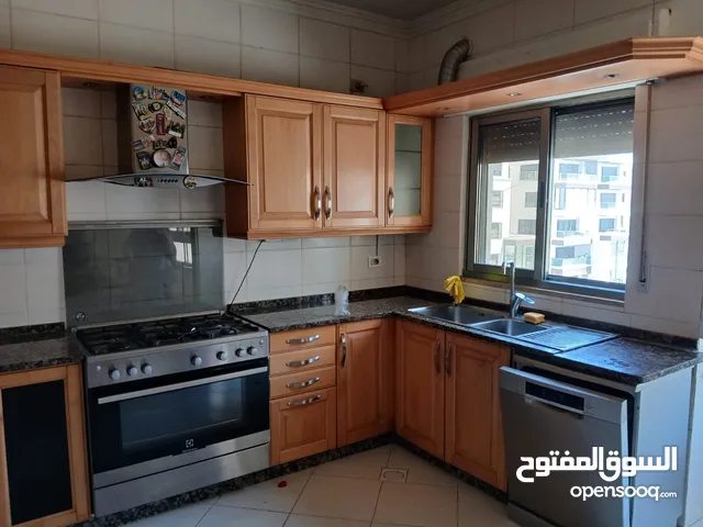 مطبخ جوريسال فاخر – خشب مايبل صلد – شبه جديد للبيع بسعر مغري جداً المطبخ مميز جدا