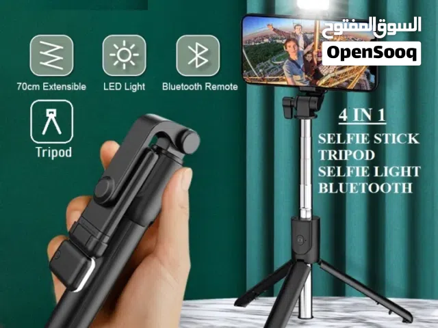 ستاند وعصا سيلفي بتصميم 3 في 1 تتضمن حاملاً ثلاثي القوائم (Tripod) وجهاز تحكم عن بعد.