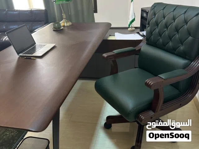 تحت بالانجليزي فوق بالعربي  اثاث مكتب للبيع الطاوله والكراسي والبرنتر للبيع طقم كامل تقريباً كل الي