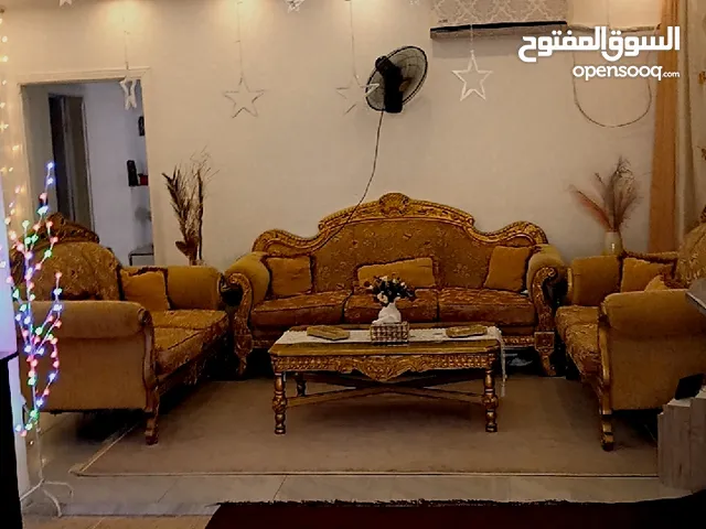 طقم كنب خشب تفصيل ثقيل مع الطاولات عدد ثلاث للبيع
