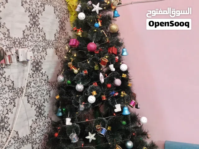 شجرة رأس السنة ثلاث امتار مع الاكسسوارات 50000 وبيها مجال