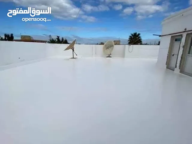 فني عوازل لدينا الحلول لجميع مشاكل الرطوبة والتقطير في الأسطح