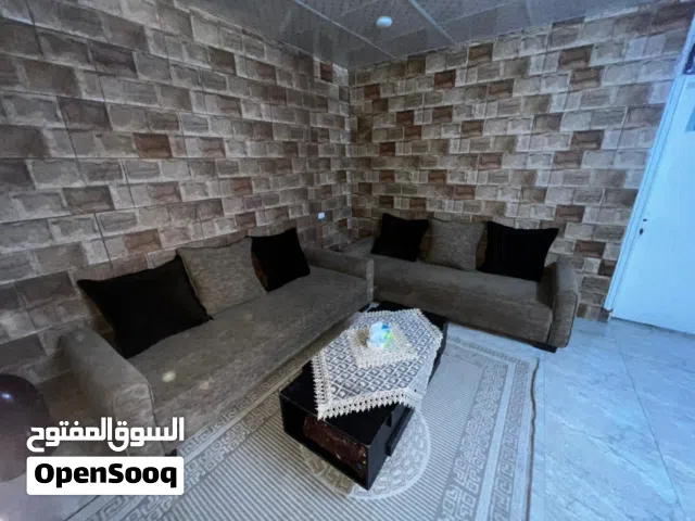 طقم كنب كورنر (زاوية) مميز مع طاولة وسط للبيع.