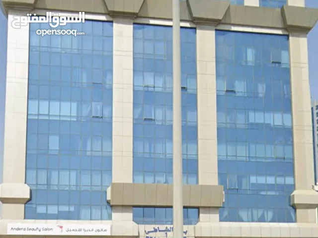 شقة 3 غرف وصاله للايجار السنوي اطلاله بحريه علي ممزر الشارقه