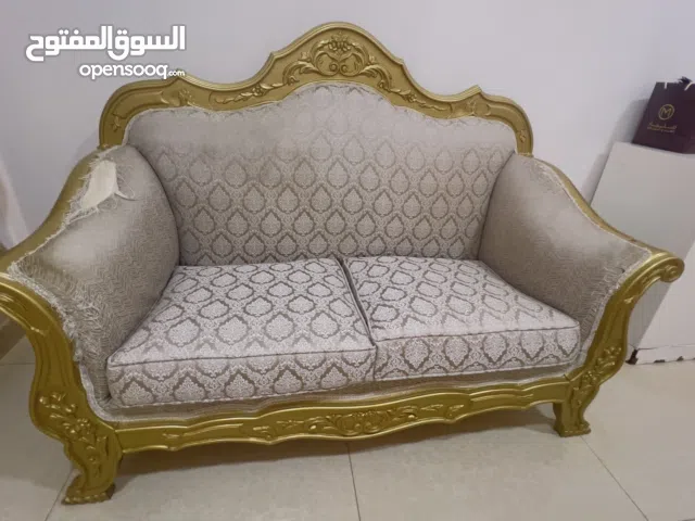 كرسي كلاسيكي أنيق يحتاج تجديد بسيط Elegant Classic Chair – Needs Minor Restoration
