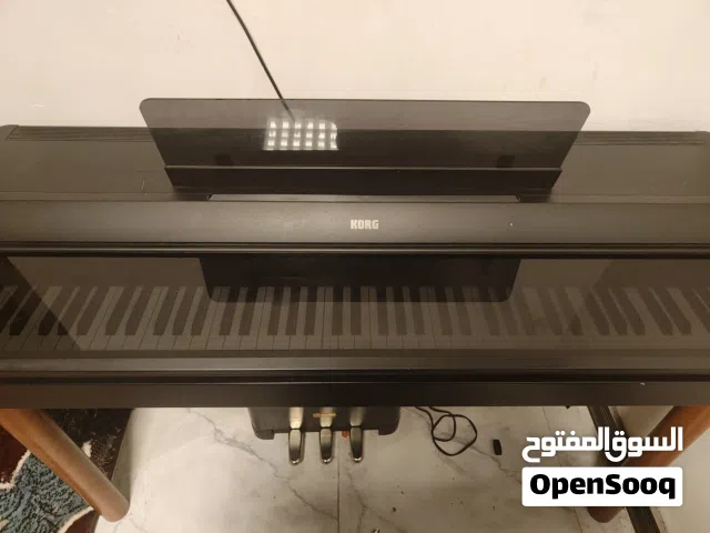 هذا المنتج عبارة عن بيانو رقمي من ماركة Korg، وتحديداً موديل Concert C-40.